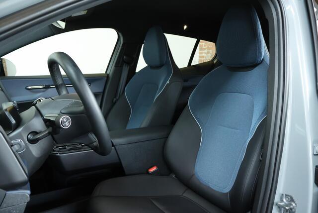 Volvo EX30 Single Motor Extended Range Plus 69 kWh | Stoel en Stuurwielverwarming | Harman Kardon Premium Audio | Keyless Entry | 19" Lichtmetalen Velgen| Zwart Dak | Google Infotainment | Achteruitrijcamera | Parkeersensoren voor + achter |