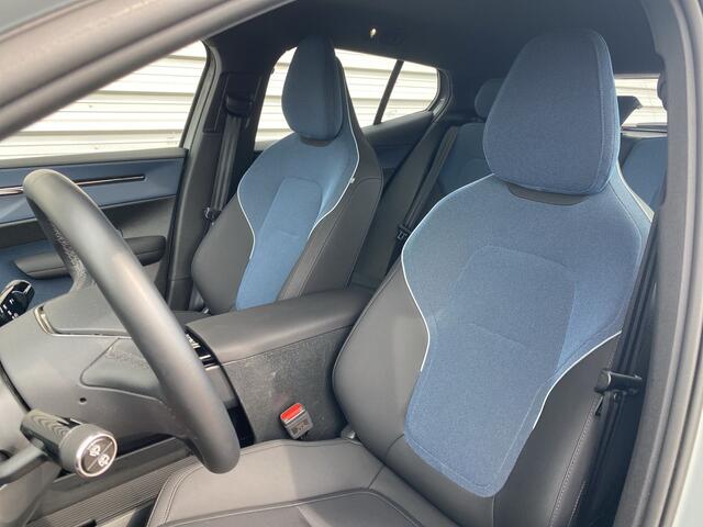 Volvo EX30 Single Motor Extended Range Plus 69 kWh / Trekhaak / Achteruitrijcamera / Harman/Kardon /