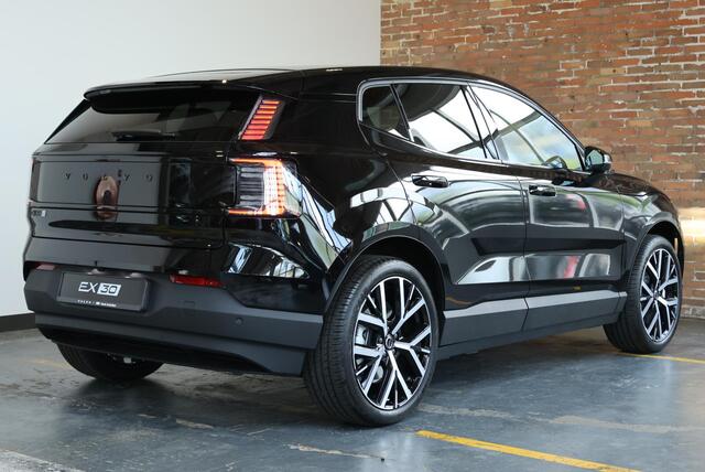 Volvo EX30 P5 Long Range Plus Black Edition Europa 69 kWh | Harman Kardon Premium Audio | 360º Visual Park Camera | Elektrisch Verstelbare Voorstoelen | Stoel/Stuurverwarming |