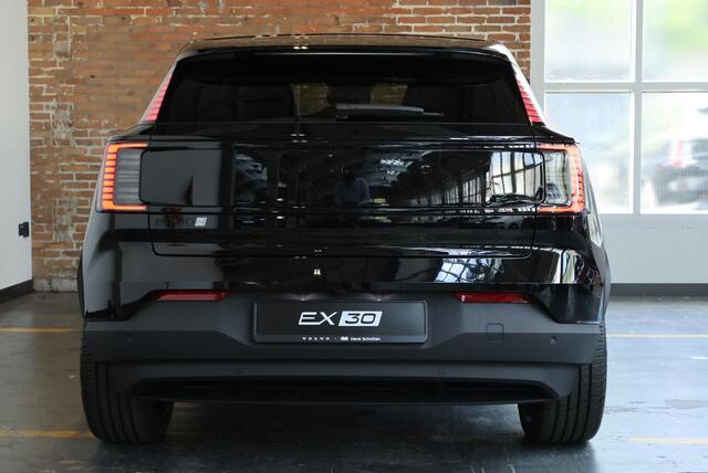 Volvo EX30 P5 Long Range Plus Black Edition Europa 69 kWh | Harman Kardon Premium Audio | 360º Visual Park Camera | Elektrisch Verstelbare Voorstoelen | Stoel/Stuurverwarming |