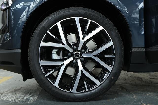 Volvo EX30 P5 Long Range Plus Black Edition Europa 69 kWh | 20" Y-Spaaks Wielen | Elektrisch Verstelbare Voorstoelen | Stoel/Stuurverwarming | Extra Getint Glas | Harman Kardon Premium Audio | Phone as Key |