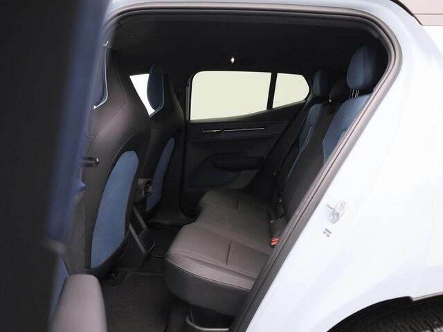 Volvo EX30 Single Motor Extended Range Plus | Harman & Kardon | Camera | Navigatie | Apple Carplay/ Android Auto |