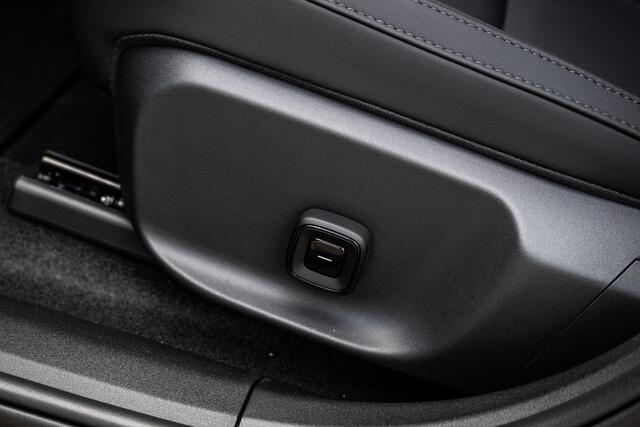 Volvo EX30 P5 Long Range Plus Black Edition Europa 69 kWh | Black Interieur | 20" | Elektrische voorstoelen | Stoel & Stuurverwarming | Harman/Kardon |