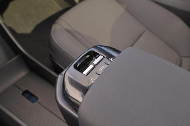 Volvo EX30 Single Motor Extended Range Ultra 69 kWh - Panoramadak - Climate Pack - IntelliSafe Assist - 360º Camera - Harman Kardon audio - Verwarmde voorstoelen & stuur - Parkeersensoren voor & achter - Elektr. bedienb. voorstoelen met geheugen - Extra getint glas - 20'' LMV