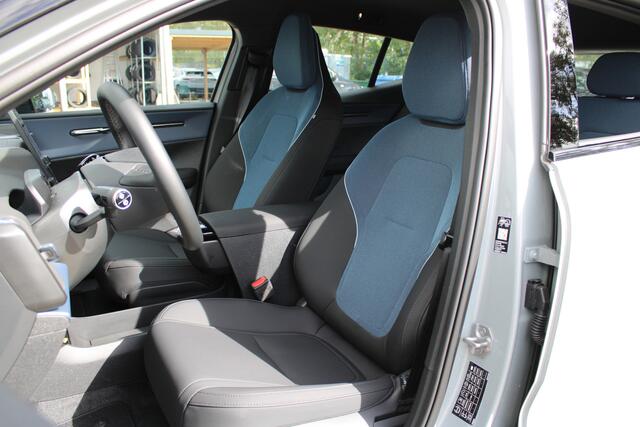 Volvo EX30 P5 Long Range Plus Europa 69 kWh | Elektrisch verstelbare voorstoelen | Zwart dak | Stoelverwarming