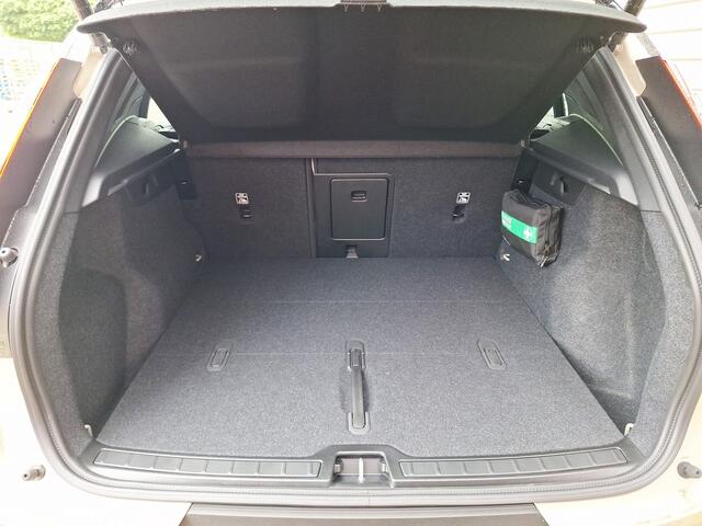 Volvo EX40 Extended Range Plus 82 kWh / Sand Dune Metallic / Dawn Fusion interieur / Black Sheep pakket /