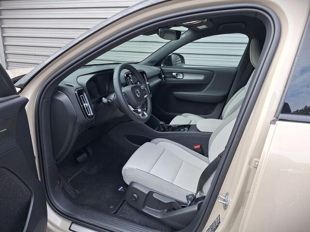 Volvo EX40 Extended Range Plus 82 kWh / Sand Dune Metallic / Dawn Fusion interieur / Black Sheep pakket /
