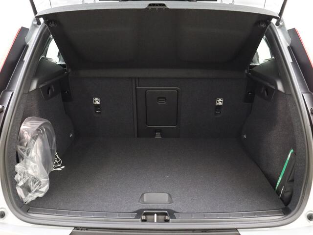 Volvo EX40 Extended Range Business Edition / 1.000 km's / DEMO DEAL / Adapt. Cruise / BLIS / 360 Camera / Stoel + Stuurw. verwarming / getint glas / 19'' Velgen /