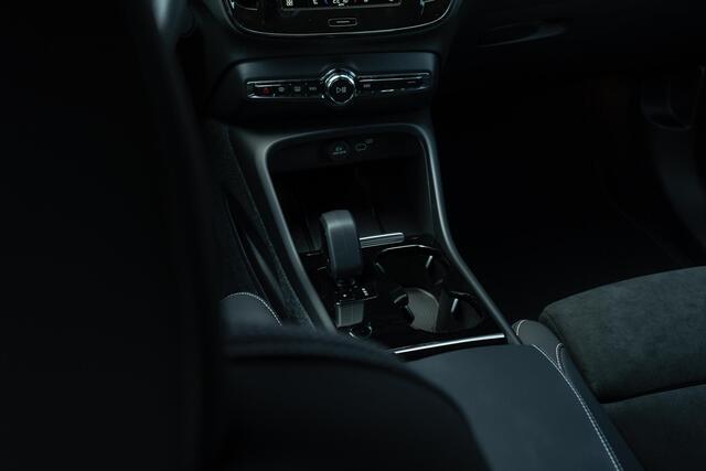 Volvo EX40 Single Motor Extended Range Plus | Google | Elek. Stoelen | Dak in Black Stone | Memory | Getint Glas | Adaptieve Cruise | Elek. Achterklep | Stoel-/Stuurverwarming | 20" LM