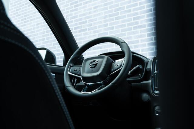 Volvo EX40 Single Motor Extended Range Plus | Google | Elek. Stoelen | Dak in Black Stone | Memory | Getint Glas | Adaptieve Cruise | Elek. Achterklep | Stoel-/Stuurverwarming | 20" LM