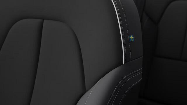 Volvo EX40 Single Motor Extended Range Ultra Black Edition | Extra Donker Getint Glas | Schuif/Kantel Panoramadak | 360º Parkeercamera | Stoelverwarming V+A | Elektrisch Verstelbare Voorstoelen |