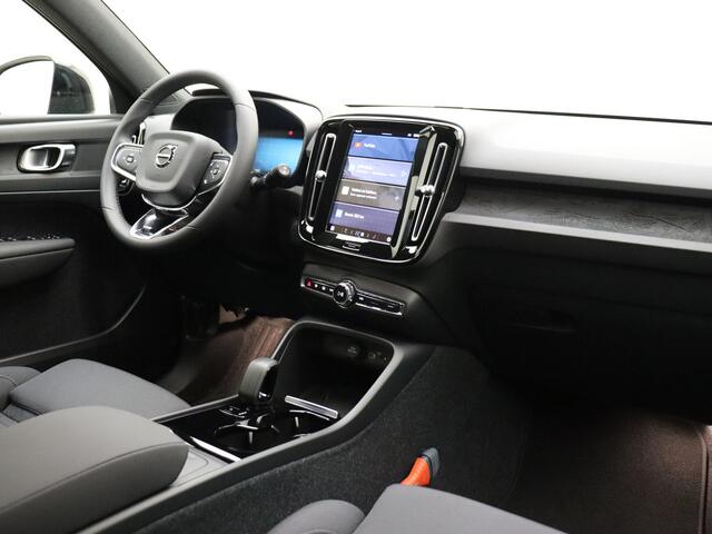 Volvo EX40 Extended Range Plus 82 kWh / ¤ 7.500,- Voorraadkorting / 3 jaar gratis onderhoud / Nieuw op voorraad / El. Trekhaak / Warmtepomp / Stoel + Stuurw. Verwarming /