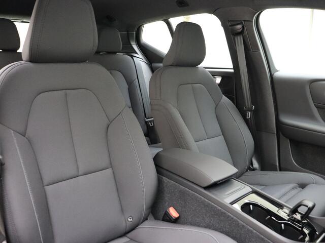 Volvo EX40 Extended Range Plus 82 kWh / ¤ 7.500,- Voorraadkorting / 3 jaar gratis onderhoud / Nieuw op voorraad / El. Trekhaak / Warmtepomp / Stoel + Stuurw. Verwarming /