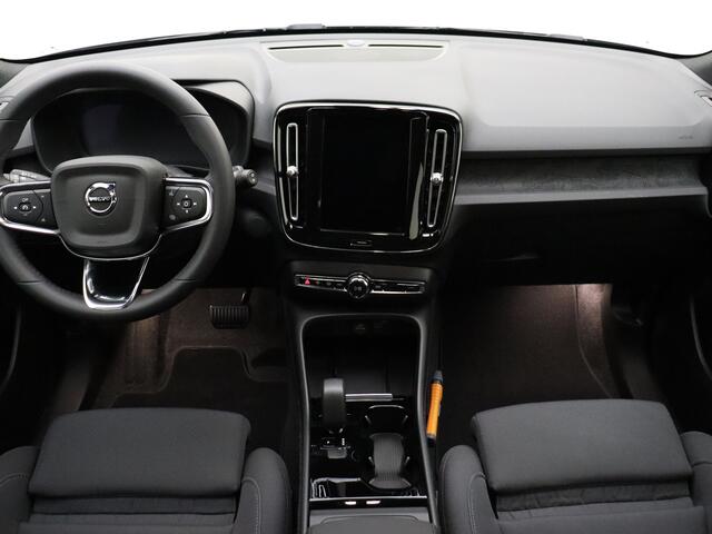Volvo EX40 Extended Range Plus 82 kWh / NIEUW / DIRECT LEVERBAAR / Trekhaak / Camera / ACC / Blis /Stoelverwarming/ All seasons / Warmtepomp