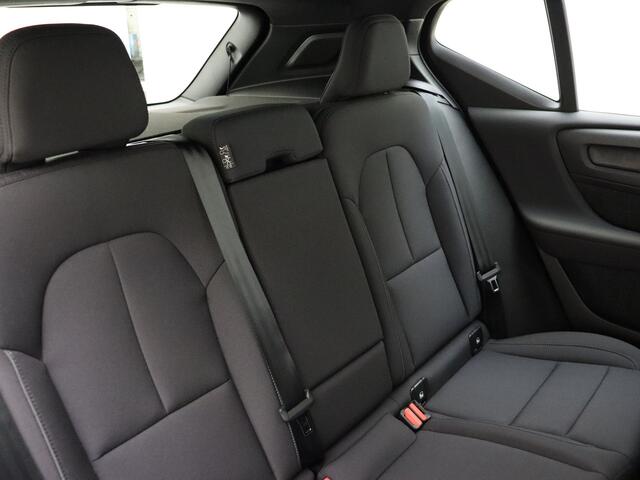 Volvo EX40 Extended Range Plus 82 kWh / NIEUW / DIRECT LEVERBAAR / Trekhaak / Camera / ACC / Blis /Stoelverwarming/ All seasons / Warmtepomp