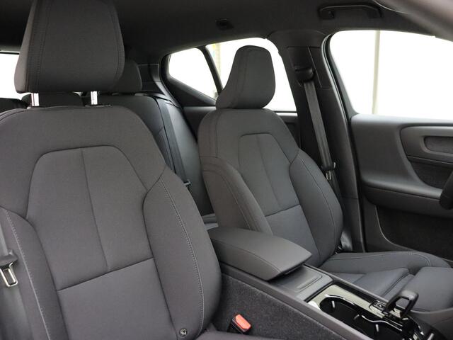 Volvo EX40 Extended Range Plus 82 kWh / NIEUW / DIRECT LEVERBAAR / Trekhaak / Camera / ACC / Blis /Stoelverwarming/ All seasons / Warmtepomp