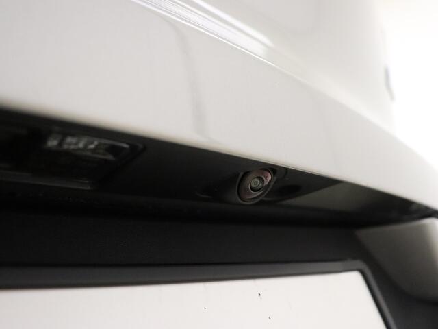 Volvo EX40 Extended Range Plus 82 kWh / NIEUW / DIRECT LEVERBAAR / Trekhaak / Camera / ACC / Blis /Stoelverwarming/ All seasons / Warmtepomp