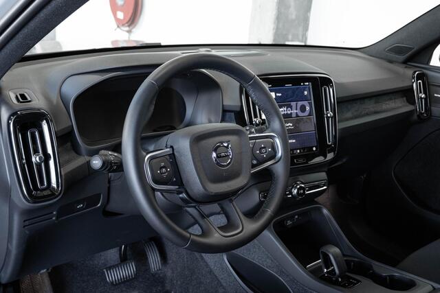 Volvo EX40 Single Motor Plus 70 kWh | Google infotainment | Stoelverwarming | 360° parkeercamera | Harman Kardon premium audio | Warmtepomp | Parkeersensoren voor + achter | Stuurwielverwarming |