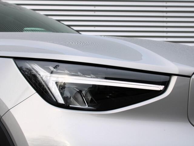 Volvo EX40 Single Motor Extended Range Plus Automaat / Privacy Glass / 20" velgen / Black Stone dak / Microtech Nubuck interieur / Google Maps