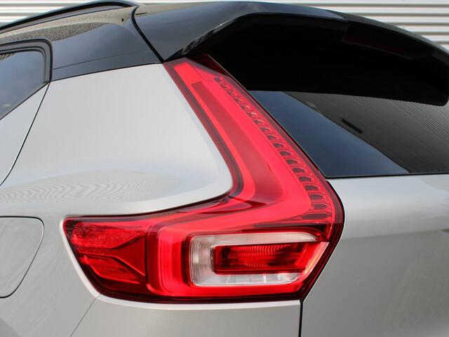 Volvo EX40 Single Motor Extended Range Plus Automaat / Privacy Glass / 20" velgen / Black Stone dak / Microtech Nubuck interieur / Google Maps