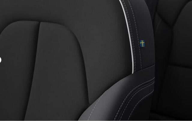 Volvo EX40 Single Motor Extended Range Ultra Black Ed. 82 kWh | Pixel LED koplampen | Panorama dak | 360° Camera | Harman/Kardon | elektrisch verstelbare voorstoelen met memory | Getint glas | 20" |