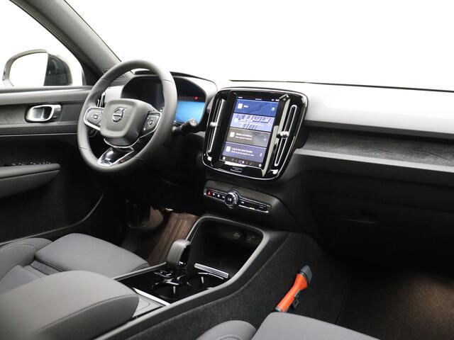 Volvo EX40 Extended Range Plus 82 kWh / ¤ 7.500,- Voorraadkorting / 3 jaar gratis onderhoud / Nieuw op voorraad / El. Trekhaak / Warmtepomp / Stoel + Stuurw. Verwarming /