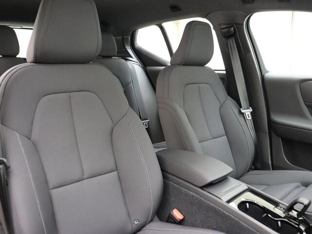 Volvo EX40 Extended Range Plus 82 kWh / ¤ 7.500,- Voorraadkorting / 3 jaar gratis onderhoud / Nieuw op voorraad / El. Trekhaak / Warmtepomp / Stoel + Stuurw. Verwarming /