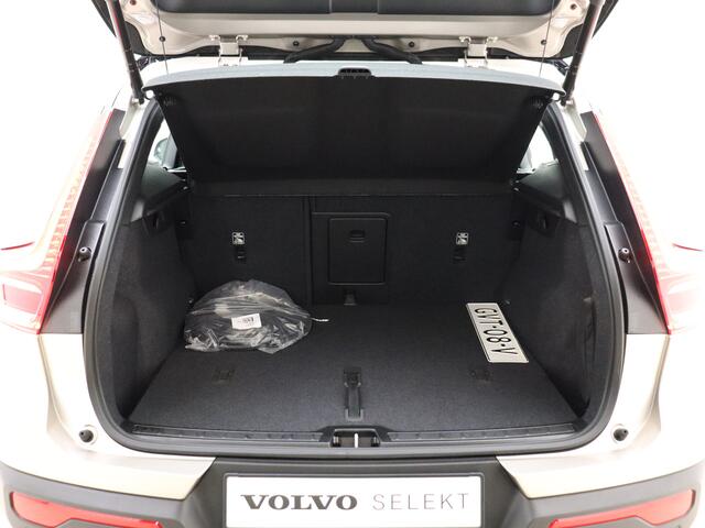 Volvo EX40 Extended Range Plus 82 kWh / ¤ 7.500,- Voorraadkorting / 3 jaar gratis onderhoud / Nieuw op voorraad / El. Trekhaak / Warmtepomp / Stoel + Stuurw. Verwarming /