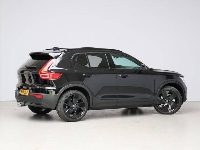 Volvo EX40 Twin Motor Performance Ultra Black Edition 82 kWh / Trekhaak / PIXEL LED / Nubuck / Schuif kantel dak / Stoel en stuurverwarming / Pilot Assist / BLIS /