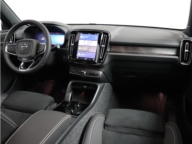 Volvo EX40 Twin Motor Performance Ultra Black Edition 82 kWh / Trekhaak / PIXEL LED / Nubuck / Schuif kantel dak / Stoel en stuurverwarming / Pilot Assist / BLIS /