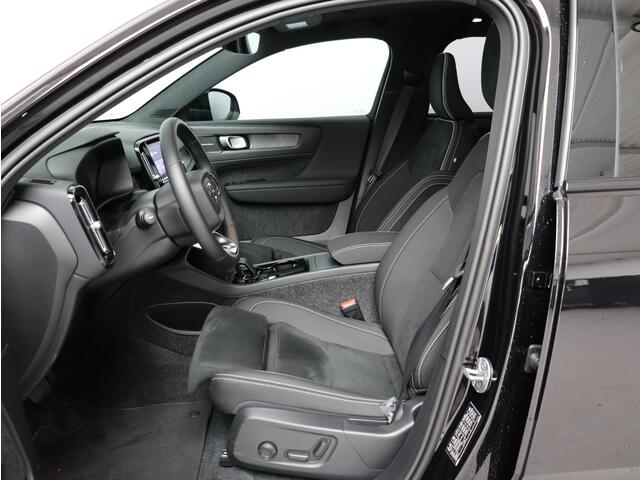 Volvo EX40 Twin Motor Performance Ultra Black Edition 82 kWh / Trekhaak / PIXEL LED / Nubuck / Schuif kantel dak / Stoel en stuurverwarming / Pilot Assist / BLIS /