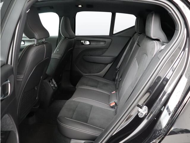 Volvo EX40 Twin Motor Performance Ultra Black Edition 82 kWh / Trekhaak / PIXEL LED / Nubuck / Schuif kantel dak / Stoel en stuurverwarming / Pilot Assist / BLIS /