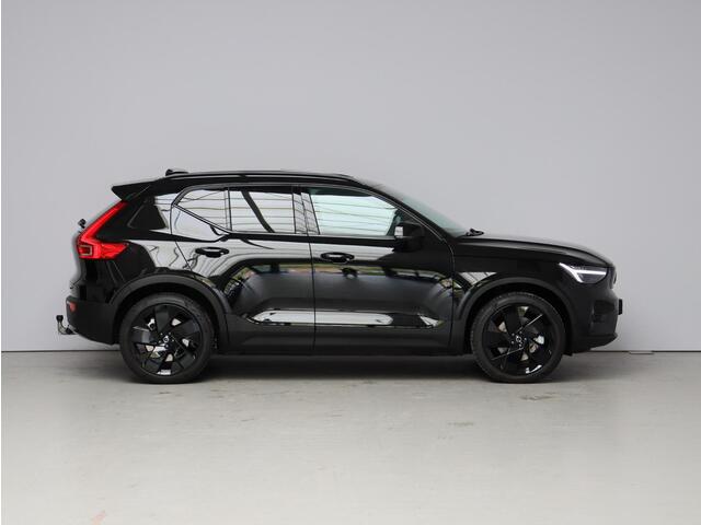 Volvo EX40 Twin Motor Performance Ultra Black Edition 82 kWh / Trekhaak / PIXEL LED / Nubuck / Schuif kantel dak / Stoel en stuurverwarming / Pilot Assist / BLIS /