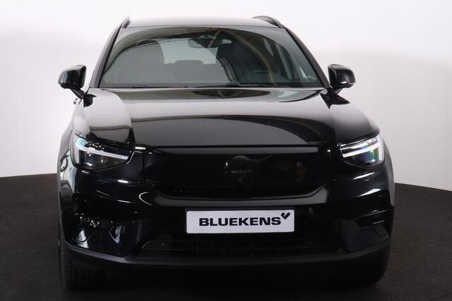 Volvo EX40 Plus Black Edition 70 kWh - IntelliSafe Assist & Surround - 360º Camera - Harman/Kardon audio - Verwarmde voorstoelen & stuur - Parkeersensoren voor & achter - Draadloze tel. lader - Warmtepomp - Extra getint glas - 20' LMV