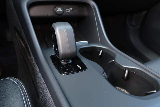 Volvo EX40 Plus Black Edition 70 kWh - IntelliSafe Assist & Surround - 360º Camera - Harman/Kardon audio - Verwarmde voorstoelen & stuur - Parkeersensoren voor & achter - Draadloze tel. lader - Warmtepomp - Extra getint glas - 20' LMV