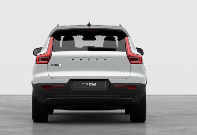 Volvo EX40 Single Motor Extended Range Plus Black Edition / Lounge Pakket / Panoramadak / Extra getint glas / Dak in Black stone / 20'' velgen