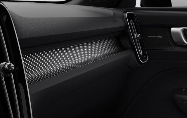 Volvo EX40 Single Motor Extended Range Plus 82 kWh / Lounge Pakket / Panoramadak / 360 Camera / Extra getint glas / 20'' Velgen / Nubuck bekleding