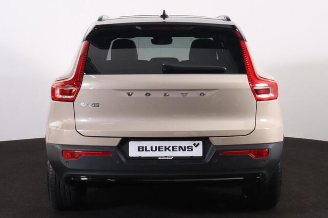 Volvo EX40 Performance Ultra 82 kWh - Panorama/schuifdak - IntelliSafe Assist & Surround - 360º Camera - Harman/Kardon audio - Verwarmde voorstoelen, stuur & achterbank - Parkeersensoren voor & achter - Elektr. bedienb. voorstoelen met geheugen links - Wollen bekled