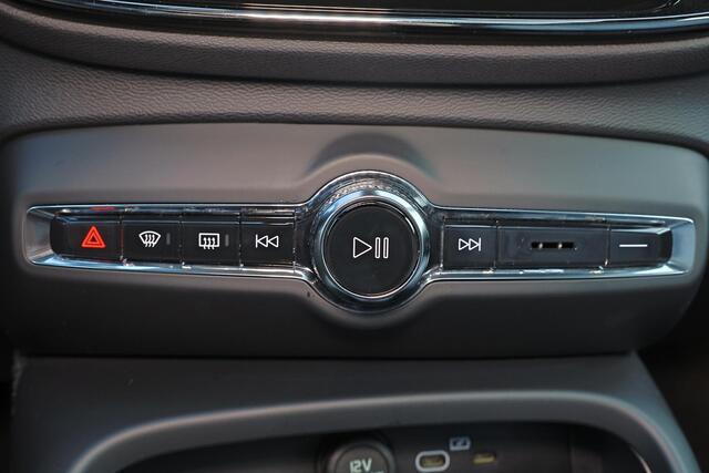 Volvo EX40 Performance Ultra 82 kWh - Panorama/schuifdak - IntelliSafe Assist & Surround - 360º Camera - Harman/Kardon audio - Verwarmde voorstoelen, stuur & achterbank - Parkeersensoren voor & achter - Elektr. bedienb. voorstoelen met geheugen links - Wollen bekled