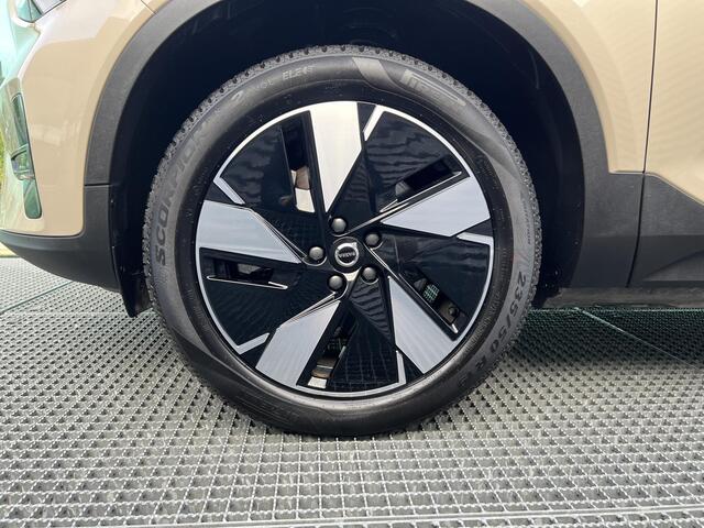 Volvo EX40 Single Motor Extended Range Plus 82 kWh Verwarmde voorstoelen, Verwarmd stuur, Keyless entry, semi electrische trekhaak, Parkeerverwarming.