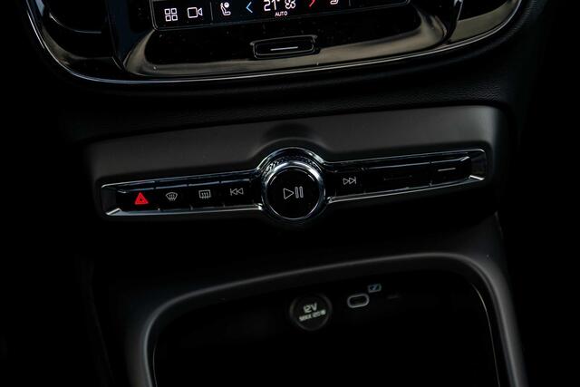 Volvo EX40 Single Motor 70 kWh Plus Black Edition | Pixel LED koplampen | Elektrische stoelverstelling | Warmtepomp | 360 camera | Harman Kardon audio | Stoel- en stuurwielverwarming | LED mistlampen | Getint glas |