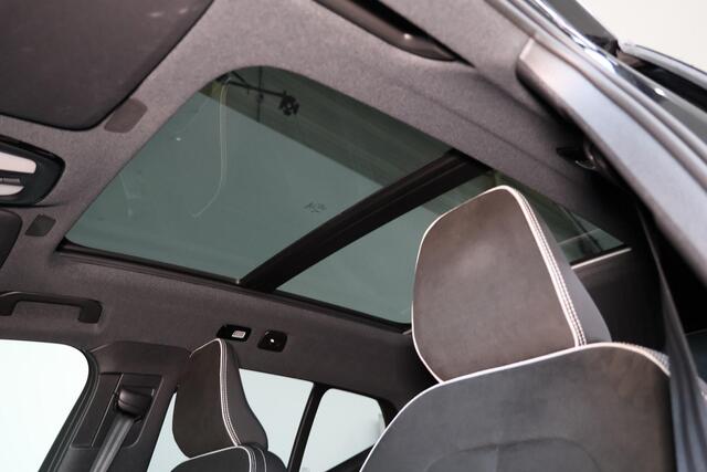 Volvo EX40 Extended Range Ultra Black Ed. 82 kWh - Panorama/schuifdak - IntelliSafe Assist & Surround - 360º Camera - Harman/Kardon audio - Verwarmde voorstoelen, stuur & achterbank - Parkeersensoren voor & achter - Elektr. bedienb. voorstoelen met geheugen links -