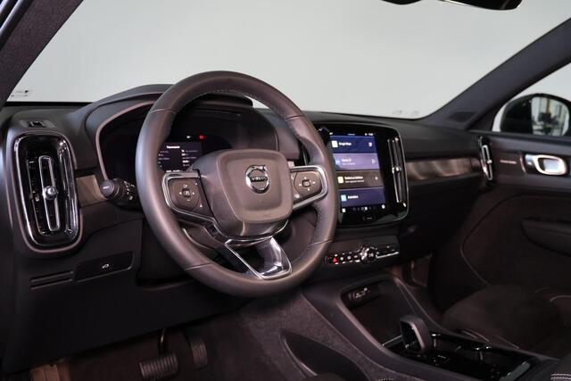 Volvo EX40 Extended Range Ultra Black Ed. 82 kWh - Panorama/schuifdak - IntelliSafe Assist & Surround - 360º Camera - Harman/Kardon audio - Verwarmde voorstoelen, stuur & achterbank - Parkeersensoren voor & achter - Elektr. bedienb. voorstoelen met geheugen links -