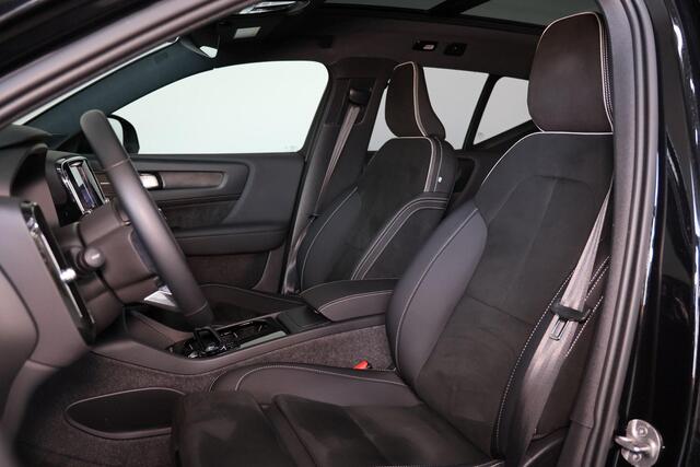 Volvo EX40 Extended Range Ultra Black Ed. 82 kWh - Panorama/schuifdak - IntelliSafe Assist & Surround - 360º Camera - Harman/Kardon audio - Verwarmde voorstoelen, stuur & achterbank - Parkeersensoren voor & achter - Elektr. bedienb. voorstoelen met geheugen links -