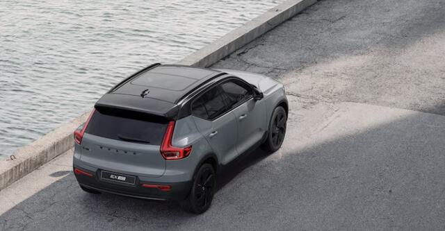 Volvo EX40 Extended Range Ultra Black Edition / DIRECT LEVERBAAR / Panorama dak / 360 camera / Nubuck / Stoel/- en stuurverwarming / Harman Kardon /