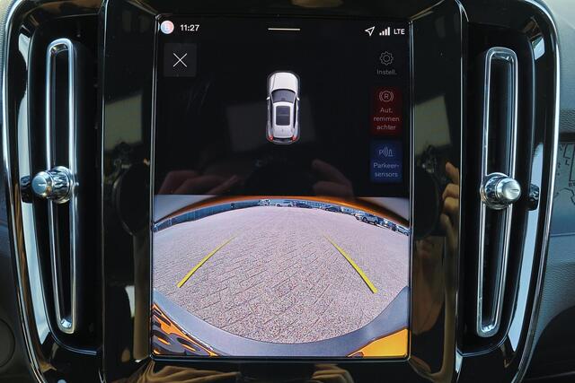 Volvo EX40 Single Motor Extended Range Business Ed. 82 kWh - Intellisafe Assist & Surround - Parkeercamera achter - Verwarmde voorstoelen & stuur - Parkeersensoren voor & achter - Warmtepomp - Google Maps - 19' LMV - All Season Banden