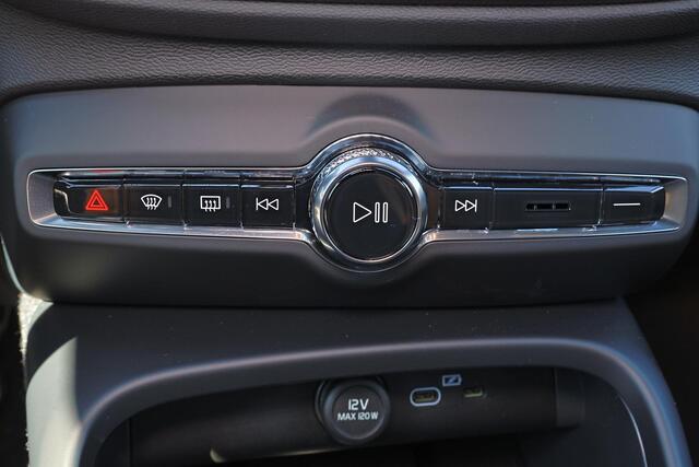 Volvo EX40 Single Motor Extended Range Business Ed. 82 kWh - Intellisafe Assist & Surround - Parkeercamera achter - Verwarmde voorstoelen & stuur - Parkeersensoren voor & achter - Warmtepomp - Google Maps - 19' LMV - All Season Banden