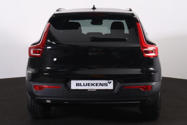 Volvo EX40 Twin Motor Performance Ultra Black Edition 82 kWh - Panorama/schuifdak - IntelliSafe Assist & Surround - 360º Camera - Harman/Kardon audio - Verwarmde voorstoelen, stuur & achterbank - Parkeersensoren voor & achter - Elektr. bedienb. voorstoelen met geheu