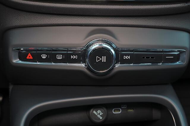 Volvo EX40 Twin Motor Performance Ultra Black Edition 82 kWh - Panorama/schuifdak - IntelliSafe Assist & Surround - 360º Camera - Harman/Kardon audio - Verwarmde voorstoelen, stuur & achterbank - Parkeersensoren voor & achter - Elektr. bedienb. voorstoelen met geheu