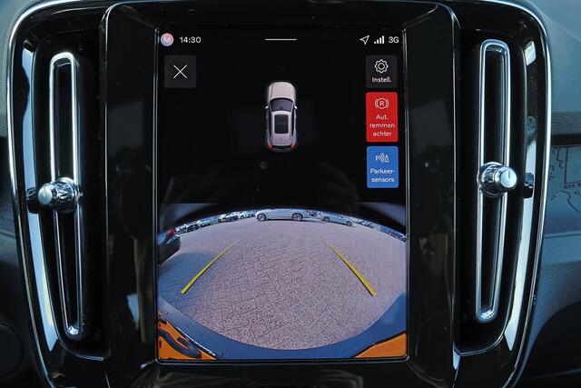 Volvo EX40 Extended Range Plus Black Ed. 82 kWh - IntelliSafe Assist & Surround - 20' LMV - Harman Kardon - Verwarmbare voorstoelen - Verwarmbaar stuur - Parkeercamera achter - Contrasterend dak - Getint glas v.a. B-stijl - Parkeersensoren voor & achter - Keyless - 